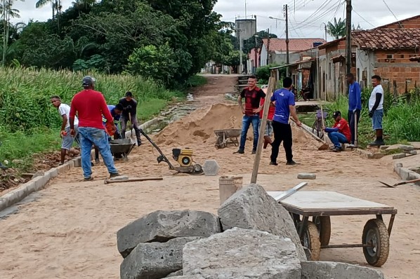 Rua Duque de Caxias recebe pavimentação em bloquetes em Davinópolis