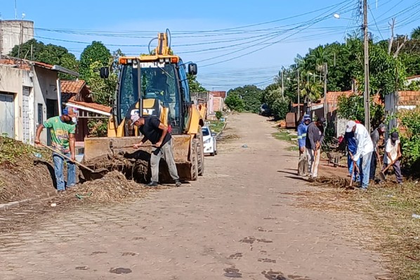 Avança frentes de serviços de manutenção e limpeza de vias em Davinópolis
