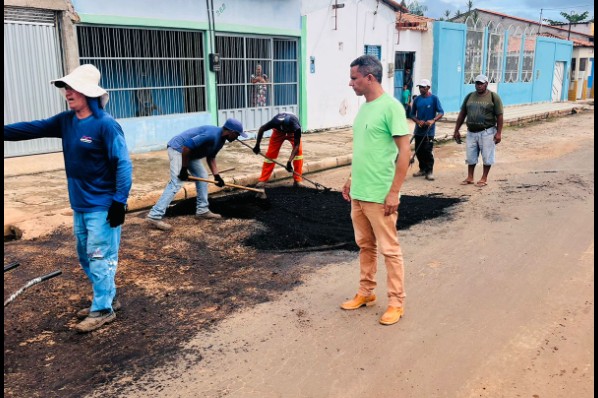 Rua Presidente Vargas recebe Operação Tapa-buracos em Davinópolis