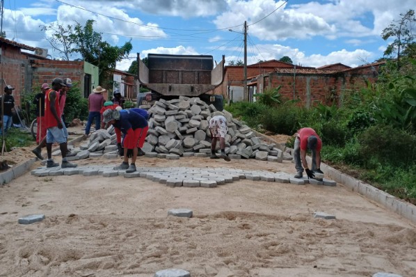 Ruas Projetada e Benjamim Constant recebem pavimentação em Davinópolis