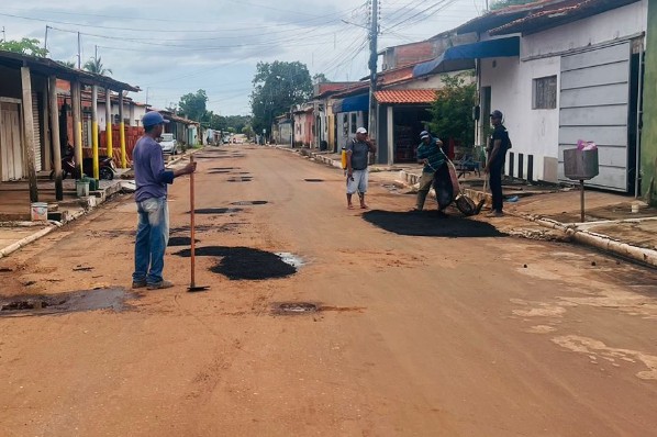 Serviço de tapa-buracos chega a rua Presidente Vargas em Davinópolis