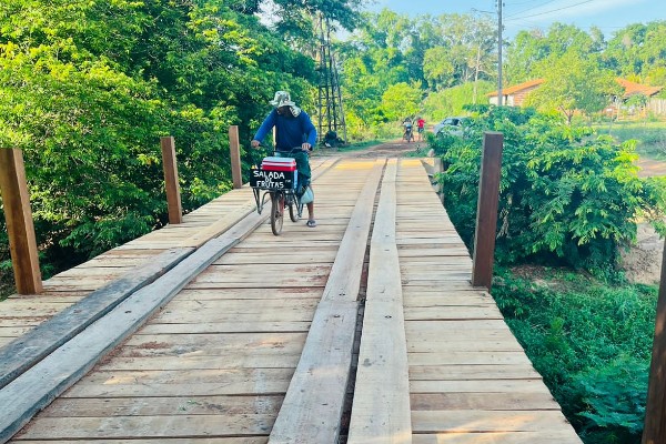 Ponte de madeira é reconstruída no bairro Trizidela em Davinópolis