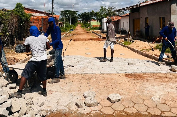 Davinópolis executa pavimentação em bloquetes da  rua Benjamim Constant no bairro Santo Antônio