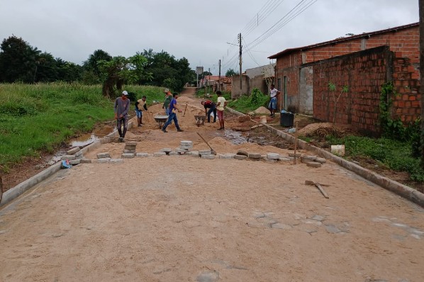 Obras de pavimentação em bloquetes e construção de canaletas avançam em Davinópolis